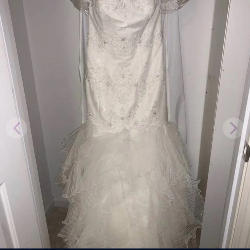Wedding dress 👰🏻, formal, ruffle, rhinestone, and lace. - Picture 4 of 12
